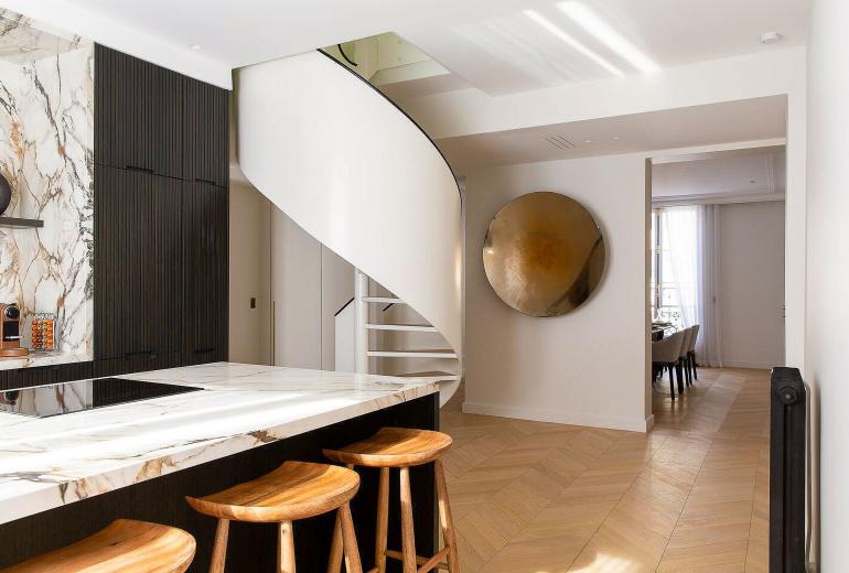 Par053 - Appartement de 6 chambres avec gym
