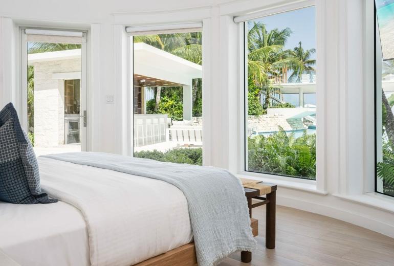 Tci007 - Luxury beachfront villa in Grace Bay
