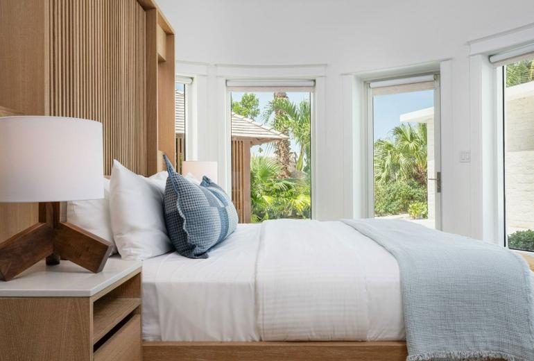 Tci007 - Luxury beachfront villa in Grace Bay