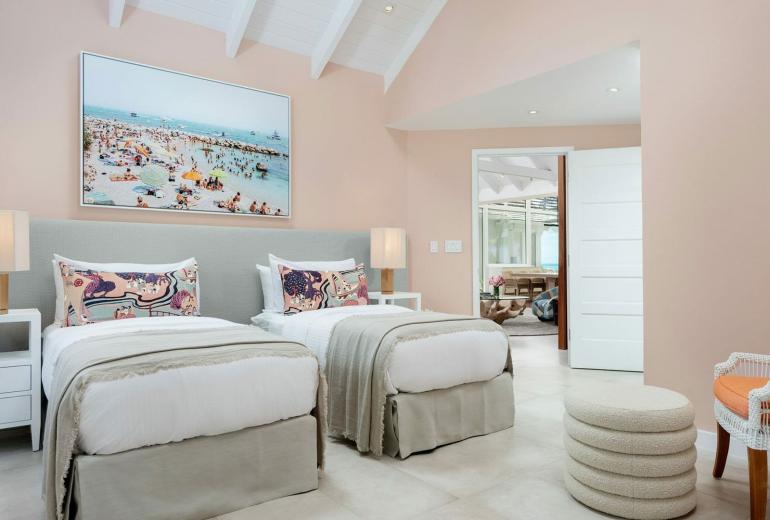 Tci007 - Luxury beachfront villa in Grace Bay