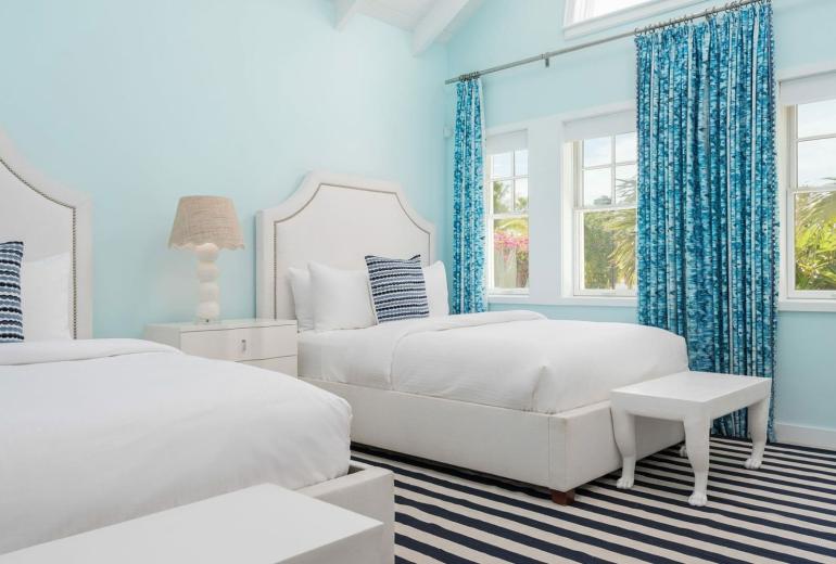Tci007 - Luxury beachfront villa in Grace Bay