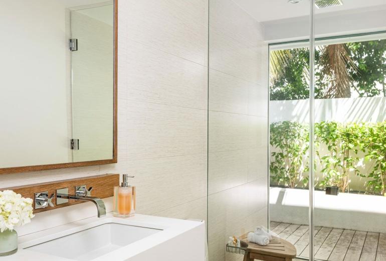 Tci007 - Luxury beachfront villa in Grace Bay