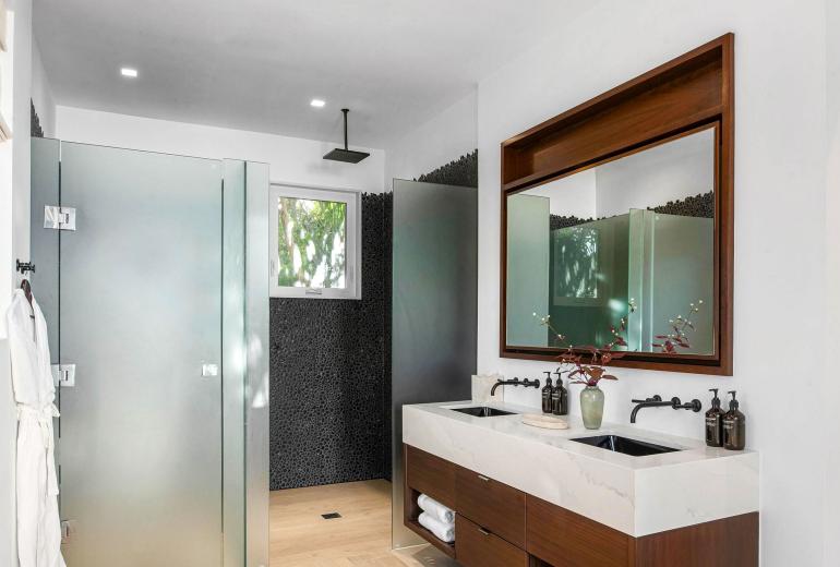 Tci007 - Luxury beachfront villa in Grace Bay