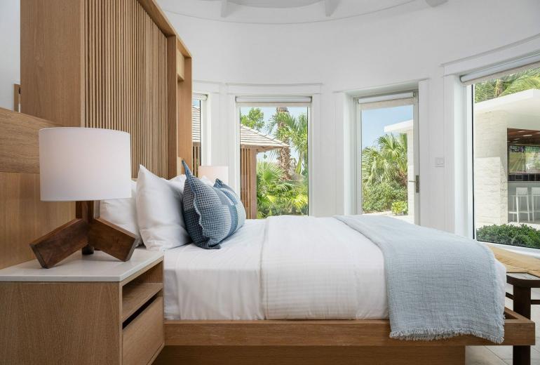 Tci007 - Luxury beachfront villa in Grace Bay