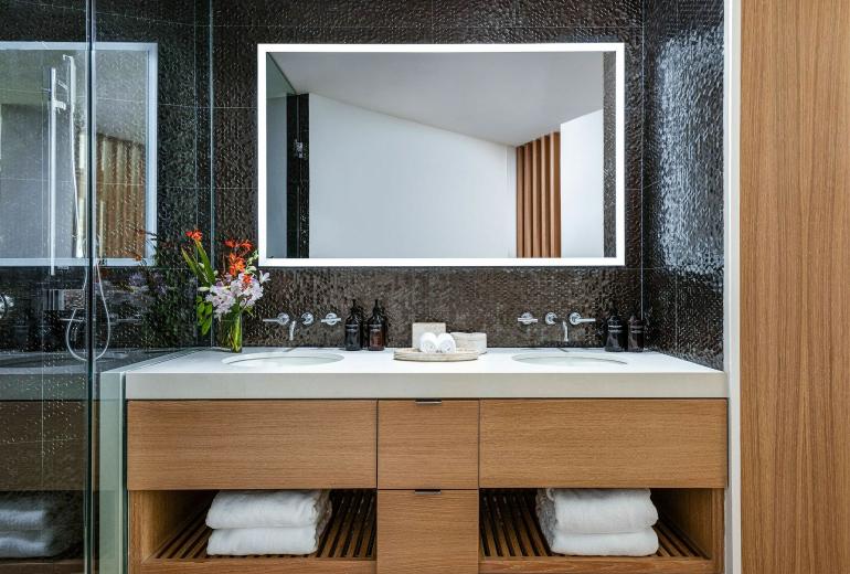 Tci007 - Luxury beachfront villa in Grace Bay
