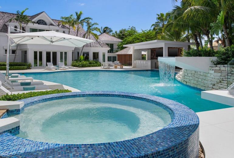 Tci007 - Luxury beachfront villa in Grace Bay