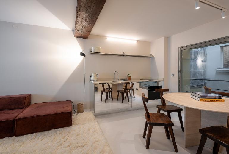 Par050 - Parisian townhouse with 4 bedrooms