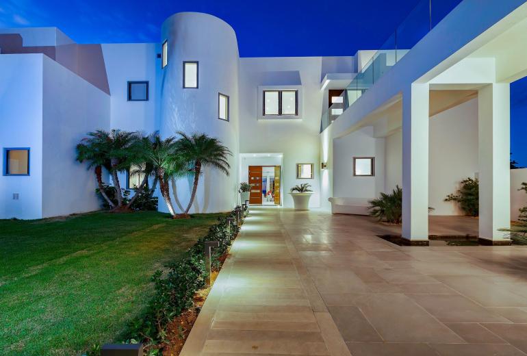 Aia003 – Beachfront villa in Meads Bay, Anguilla