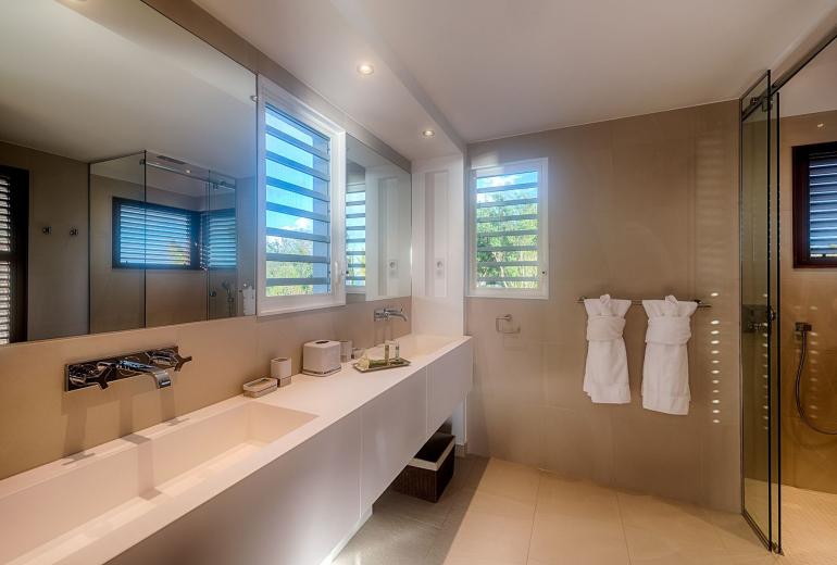 Sxm002 – Modern beachfront villa on Baie Longue Beach