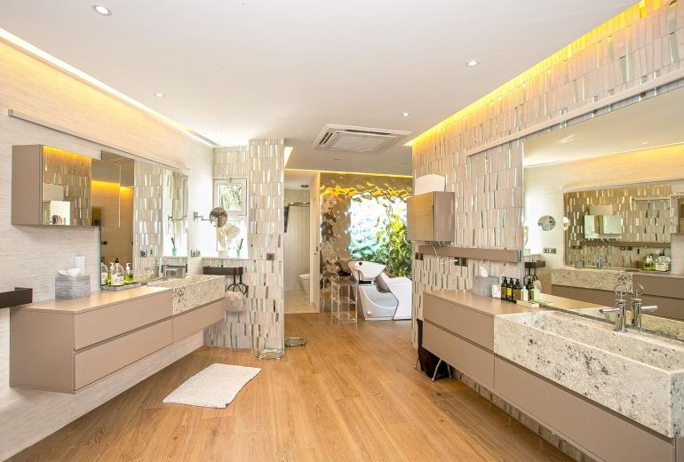 Sxm004 – Luxury beachfront villa with spa on Baie Rouge