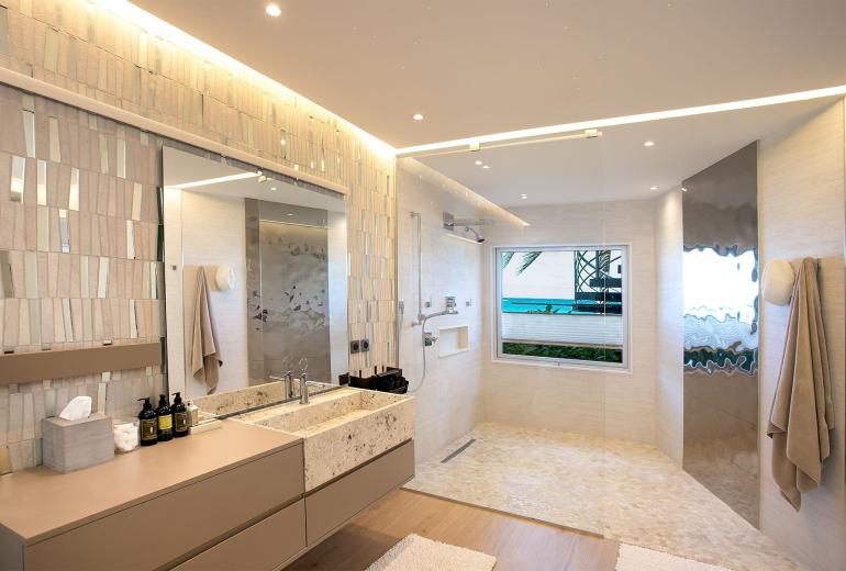 Sxm004 – Luxury beachfront villa with spa on Baie Rouge