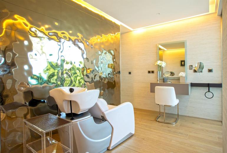 Sxm004 – Luxury beachfront villa with spa on Baie Rouge