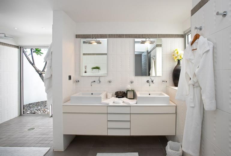 Sxm004 – Luxury beachfront villa with spa on Baie Rouge