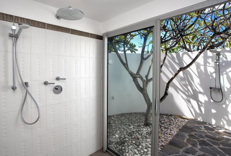 Sxm004 – Luxury beachfront villa with spa on Baie Rouge
