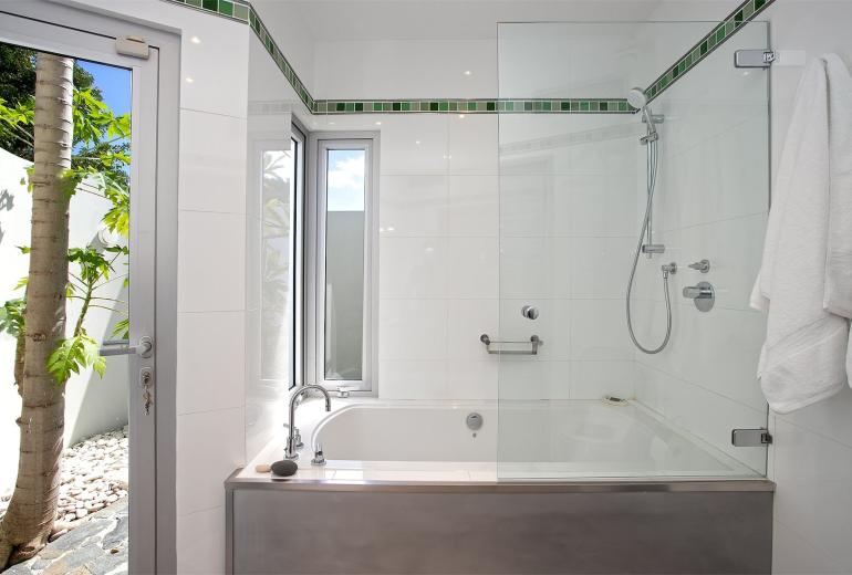 Sxm004 – Luxury beachfront villa with spa on Baie Rouge