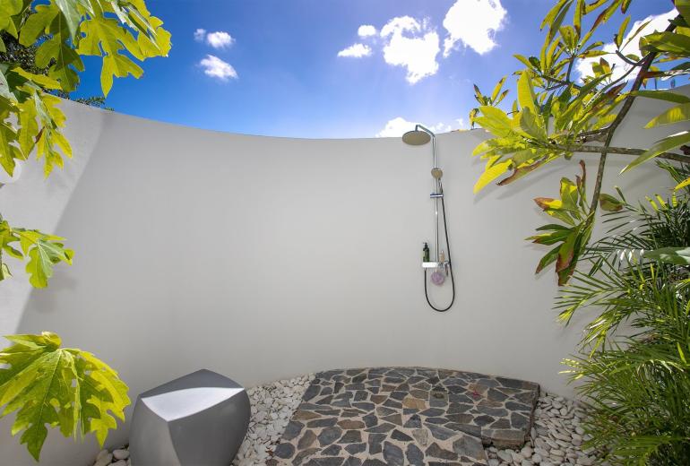 Sxm004 – Luxury beachfront villa with spa on Baie Rouge