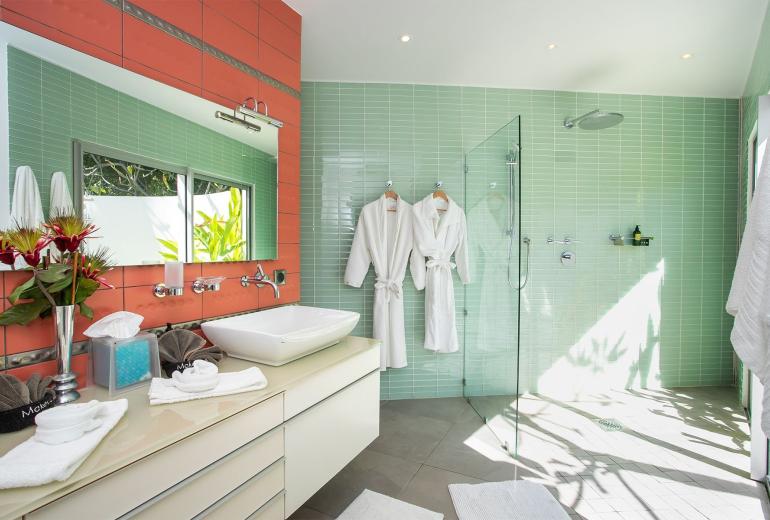 Sxm004 – Luxury beachfront villa with spa on Baie Rouge
