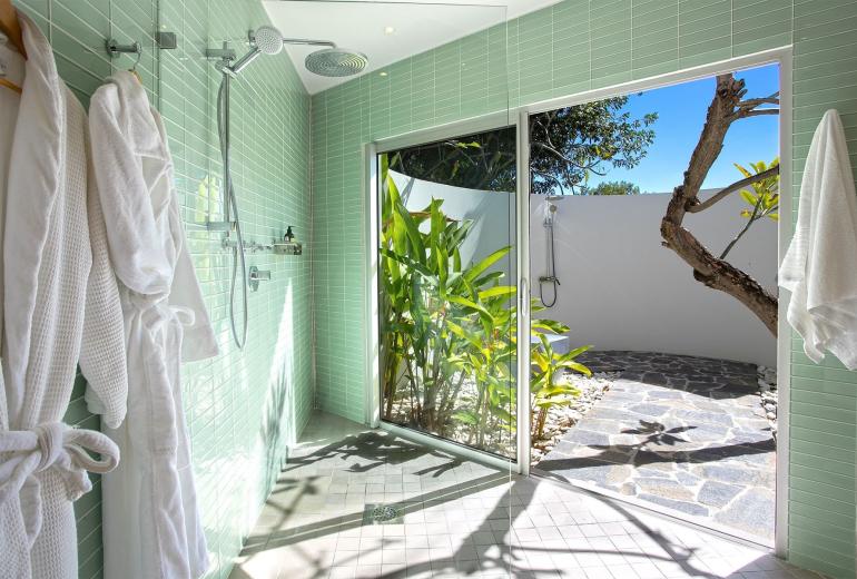 Sxm004 – Luxury beachfront villa with spa on Baie Rouge
