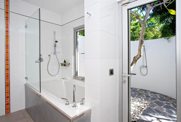 Sxm004 – Luxury beachfront villa with spa on Baie Rouge