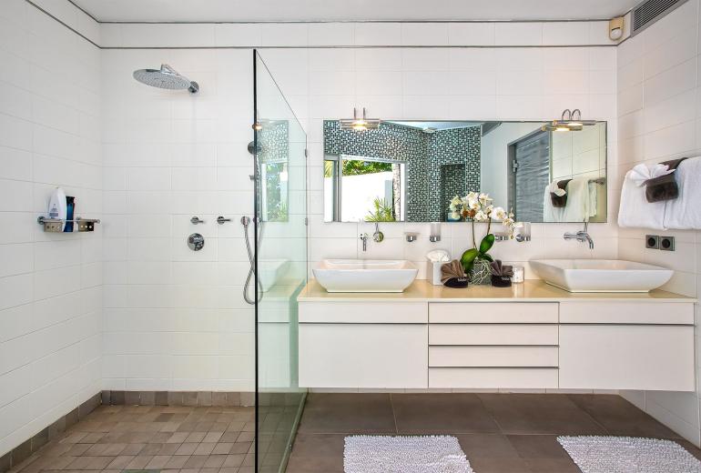 Sxm004 – Luxury beachfront villa with spa on Baie Rouge