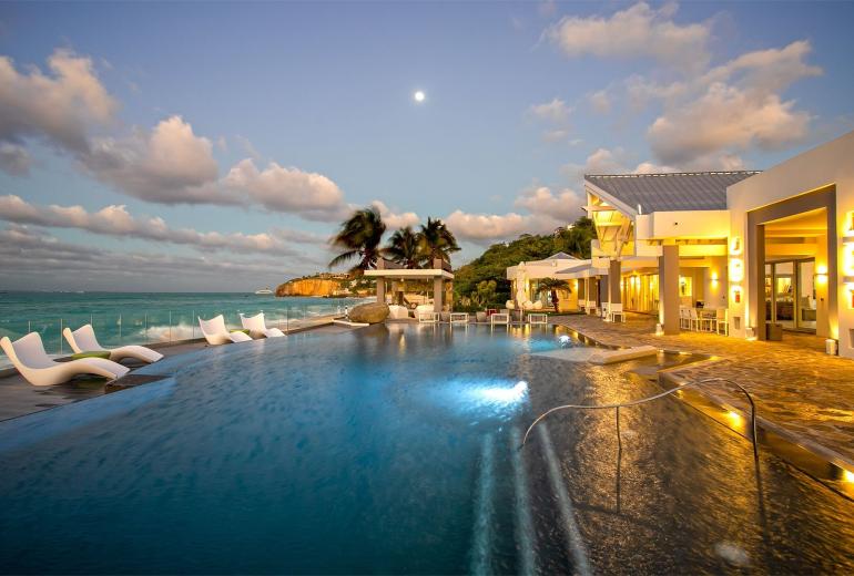 Sxm004 – Luxury beachfront villa with spa on Baie Rouge