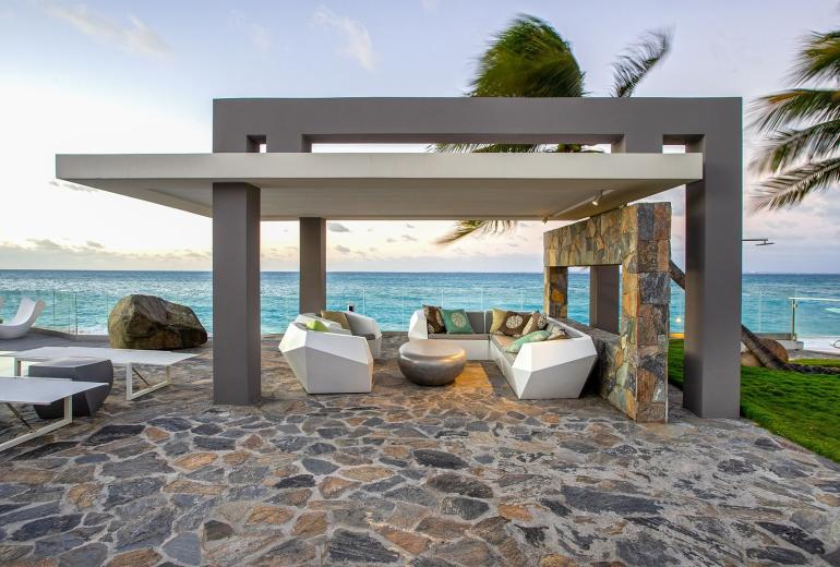 Sxm004 – Luxury beachfront villa with spa on Baie Rouge