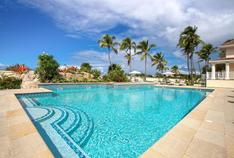 Sxm006 – Beachfront villa with pool and tennis on Plum Bay