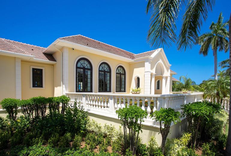 Sxm006 – Beachfront villa with pool and tennis on Plum Bay
