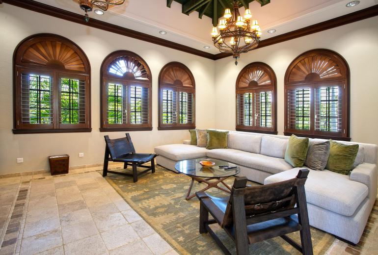 Sxm006 – Beachfront villa with pool and tennis on Plum Bay