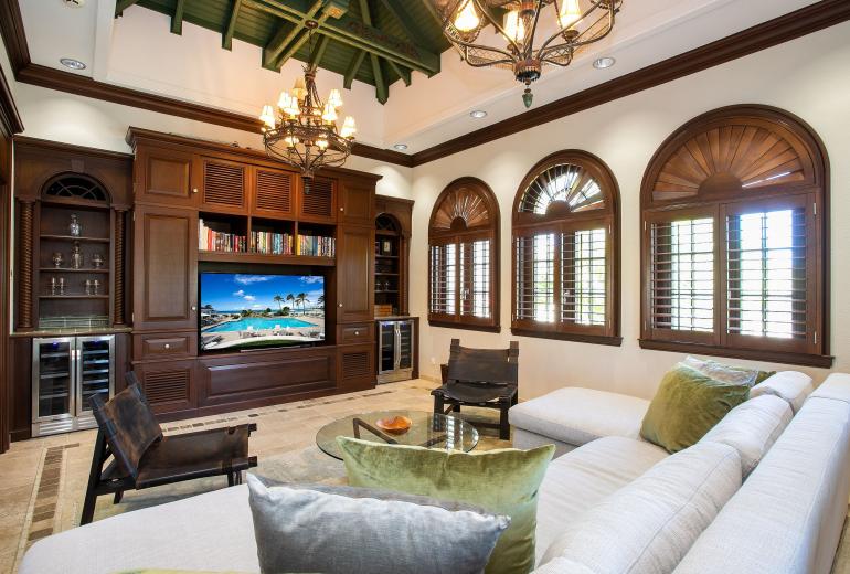 Sxm006 – Beachfront villa with pool and tennis on Plum Bay