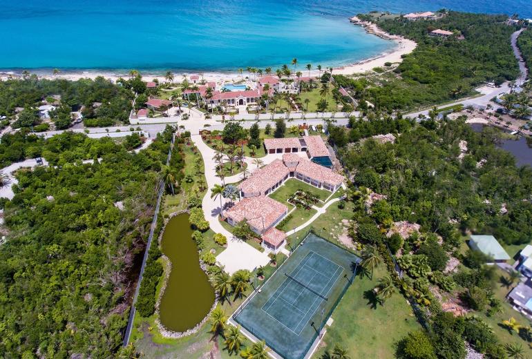 Sxm006 – Beachfront villa with pool and tennis on Plum Bay