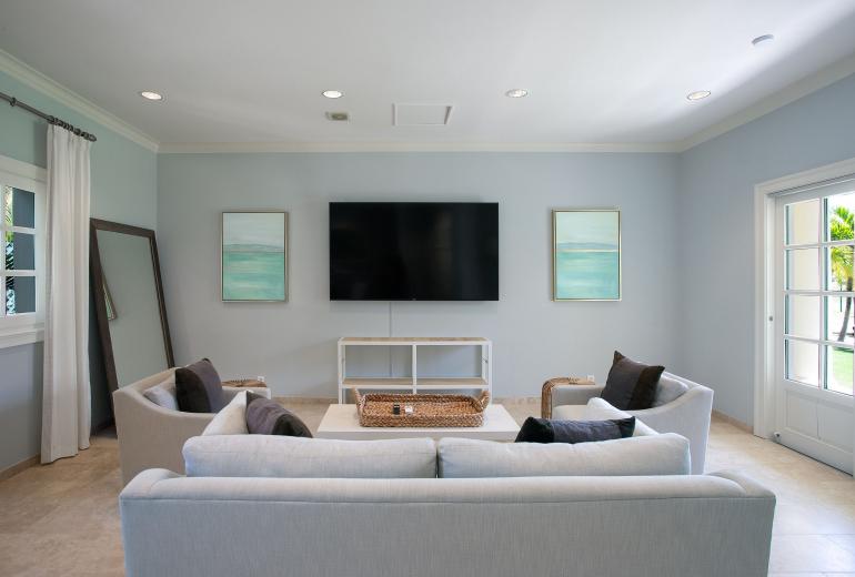 Sxm006 – Beachfront villa with pool and tennis on Plum Bay