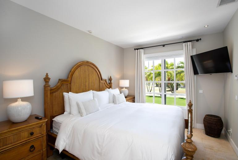 Sxm006 – Beachfront villa with pool and tennis on Plum Bay