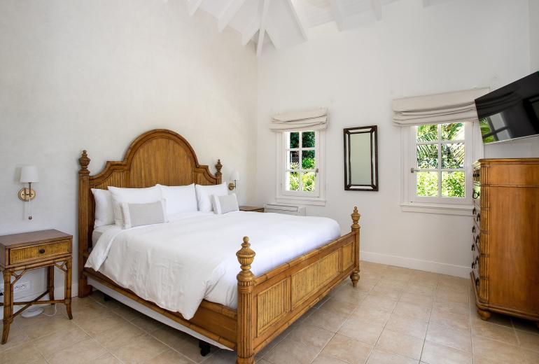 Sxm006 – Beachfront villa with pool and tennis on Plum Bay