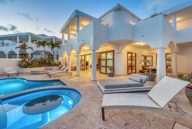 Sxm055 – Villa en bord de mer avec piscine à Cupecoy