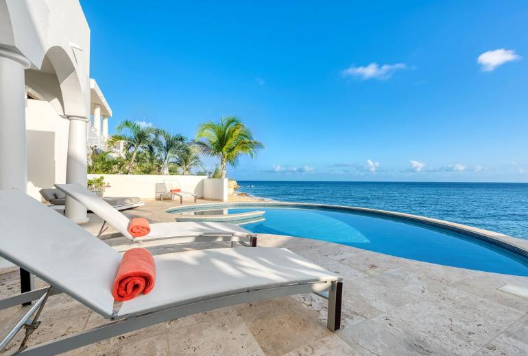 Sxm055 – Villa frente a la playa con piscina en Cupecoy