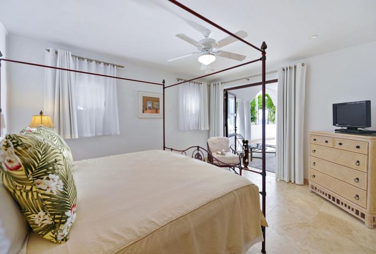 Sxm056 – Villa frente al mar con terraza en Cupecoy
