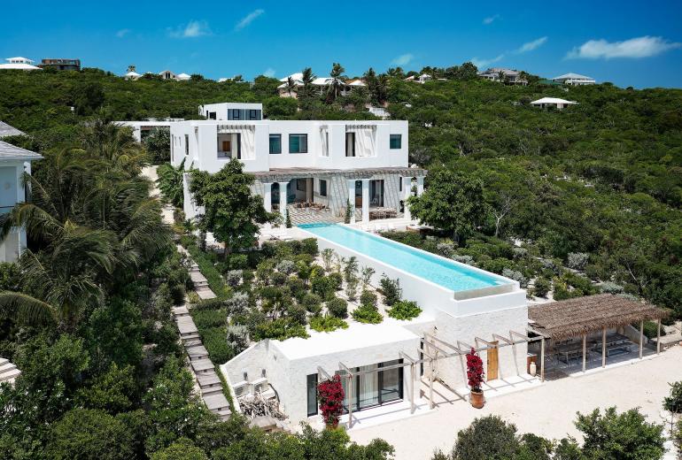 Tci006 – Hillside villa with sea views in Blue Mountain