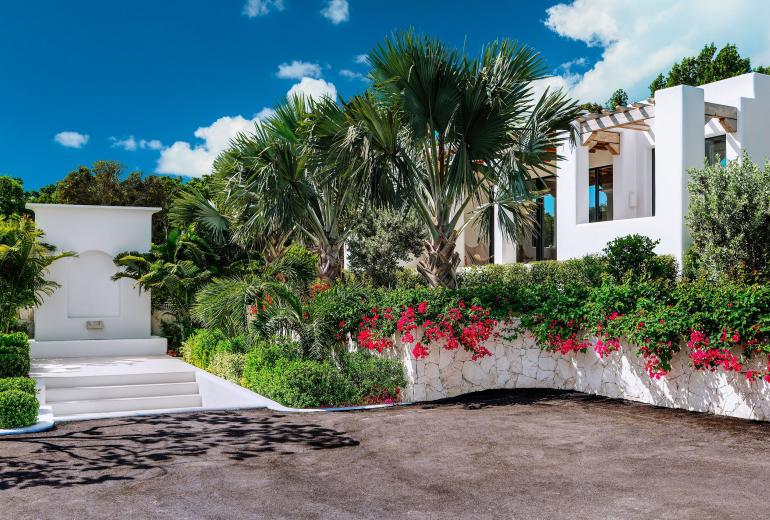 Tci006 – Hillside villa with sea views in Blue Mountain