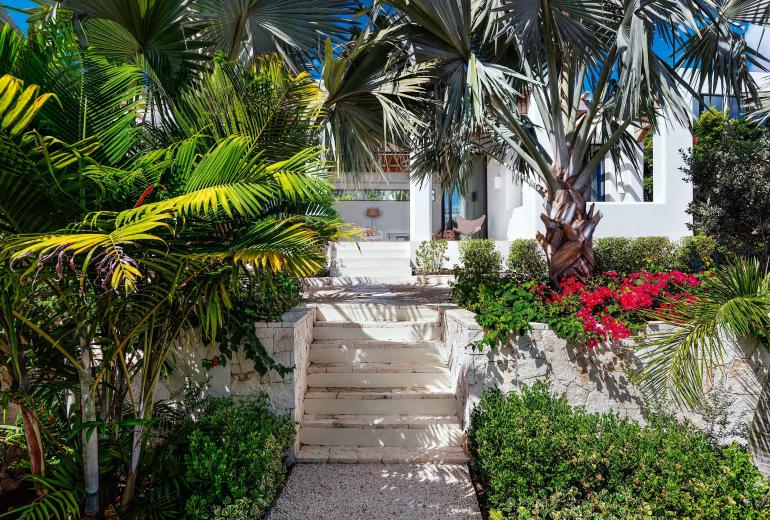 Tci006 – Hillside villa with sea views in Blue Mountain