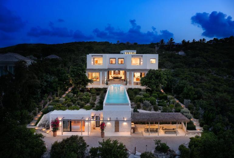 Tci006 – Hillside villa with sea views in Blue Mountain