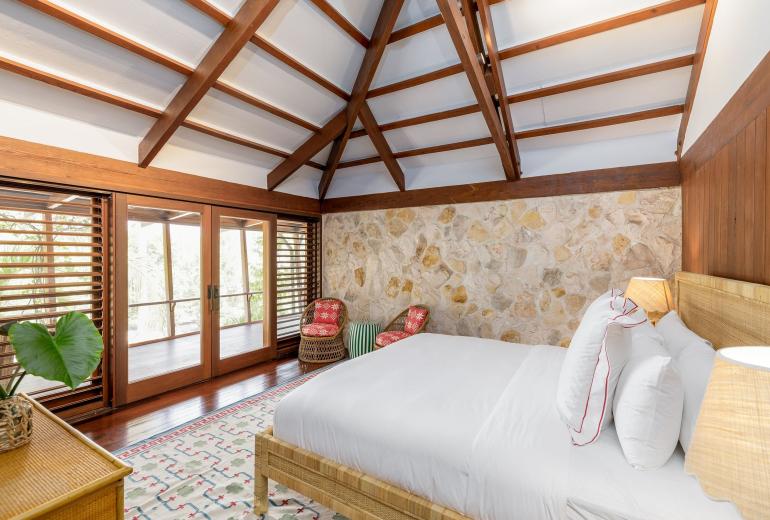 Tci008 – Beachfront villa with pool in Grace Bay