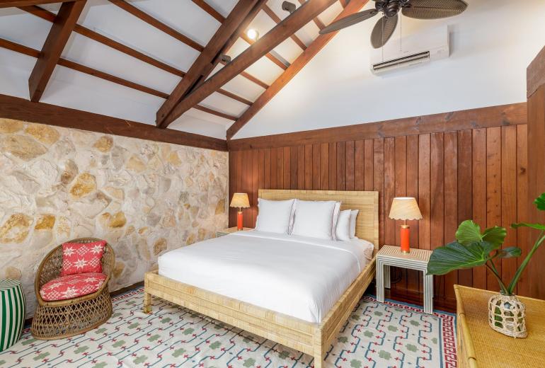 Tci008 – Beachfront villa with pool in Grace Bay