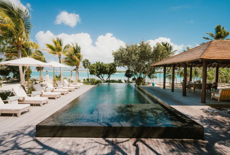 Tci008 – Villa en bord de mer avec piscine à Grace Bay