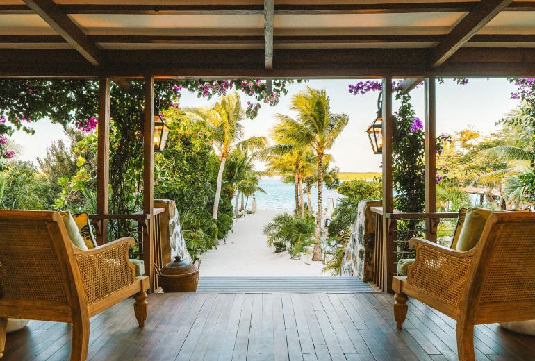 Tci008 – Villa en bord de mer avec piscine à Grace Bay