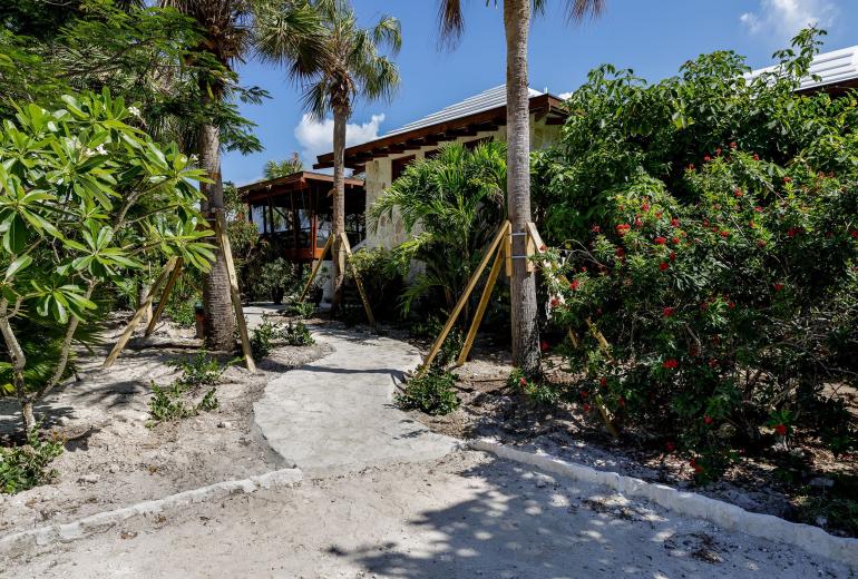 Tci008 – Beachfront villa with pool in Grace Bay