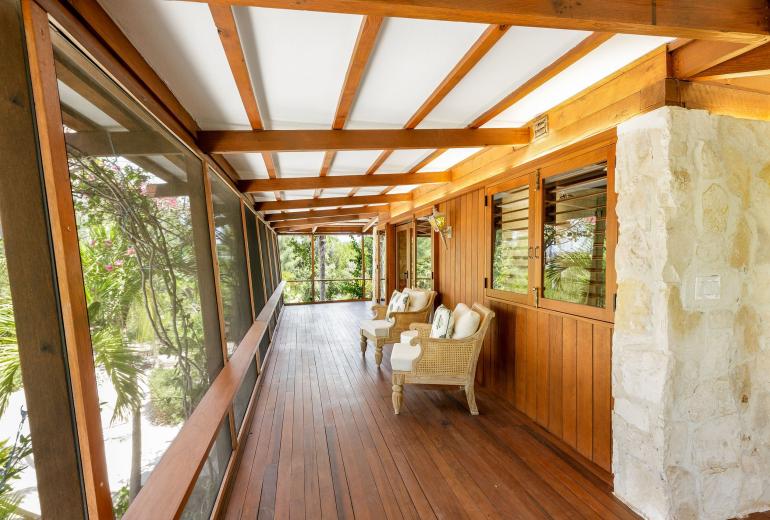 Tci008 – Beachfront villa with pool in Grace Bay
