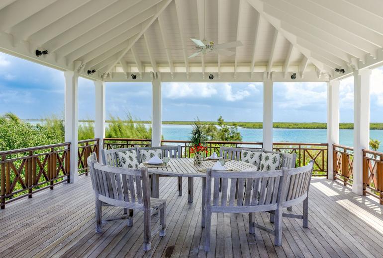 Tci008 – Villa en bord de mer avec piscine à Grace Bay