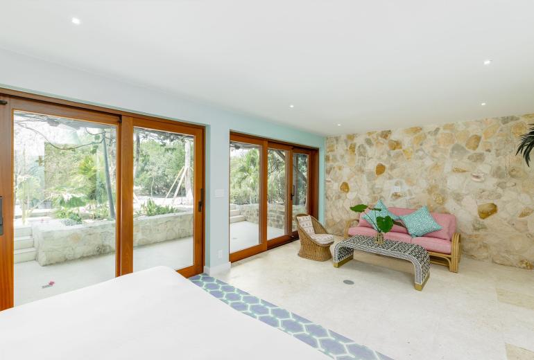 Tci008 – Beachfront villa with pool in Grace Bay