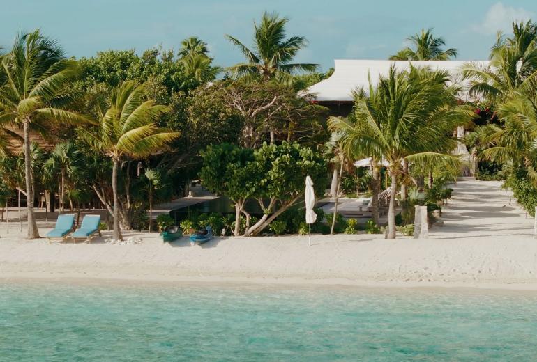 Tci008 – Beachfront villa with pool in Grace Bay